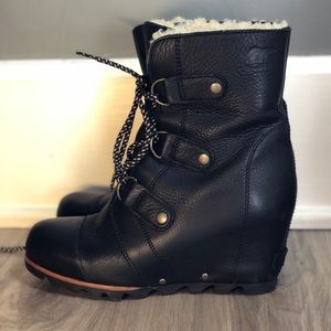 SOREL Joan of Arctic Wedge. Black/Wool/Silver hardware